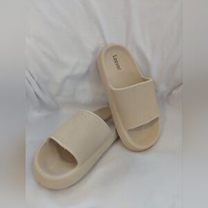Leevar Slippers, Women's size 9-10 (39-40) Beige Leevar Cloud Slides